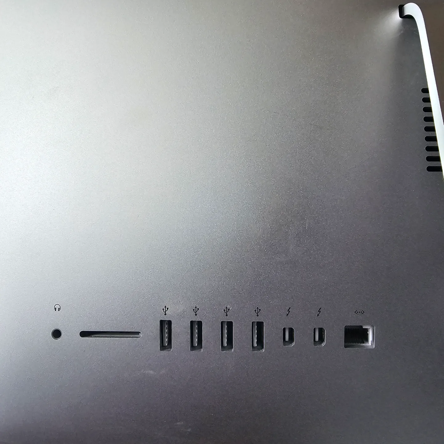 21.5" iMac, 2.7 GHz i5, 8gb, 240gb SSD, MacOS Sequoia Latest image indicator(7)