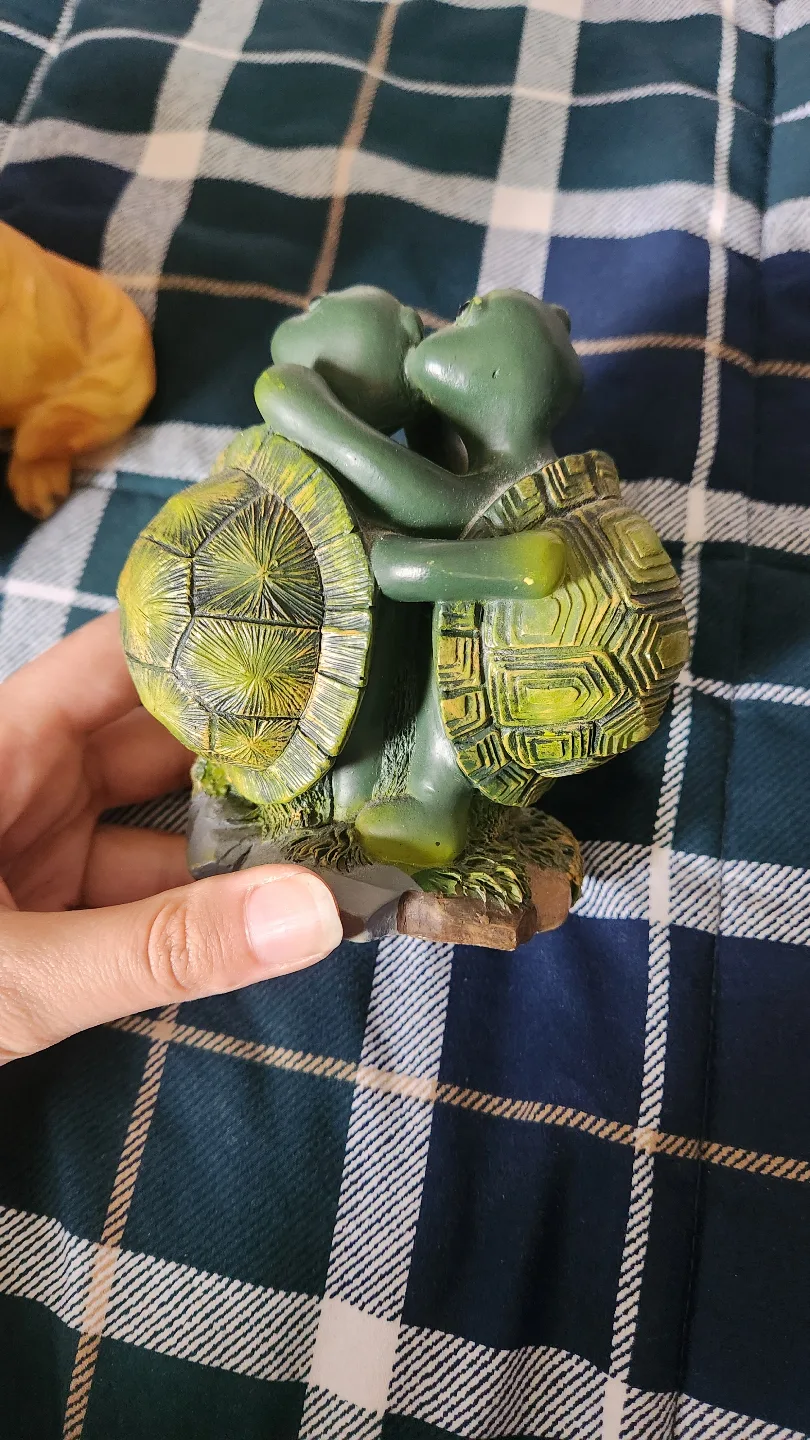 Golden retriever and turtle figures image indicator(8)