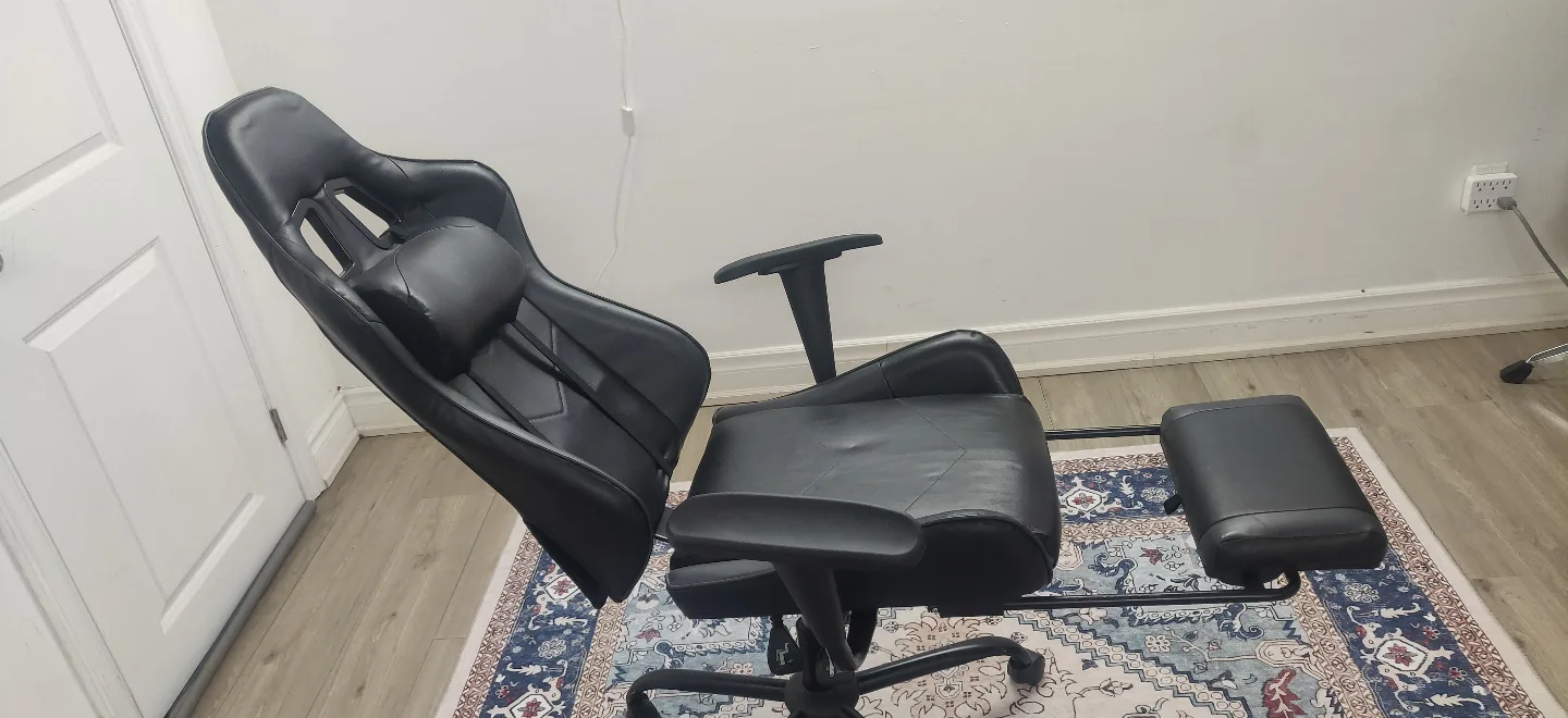 Gaming Chair with Footrest image indicator(3)
