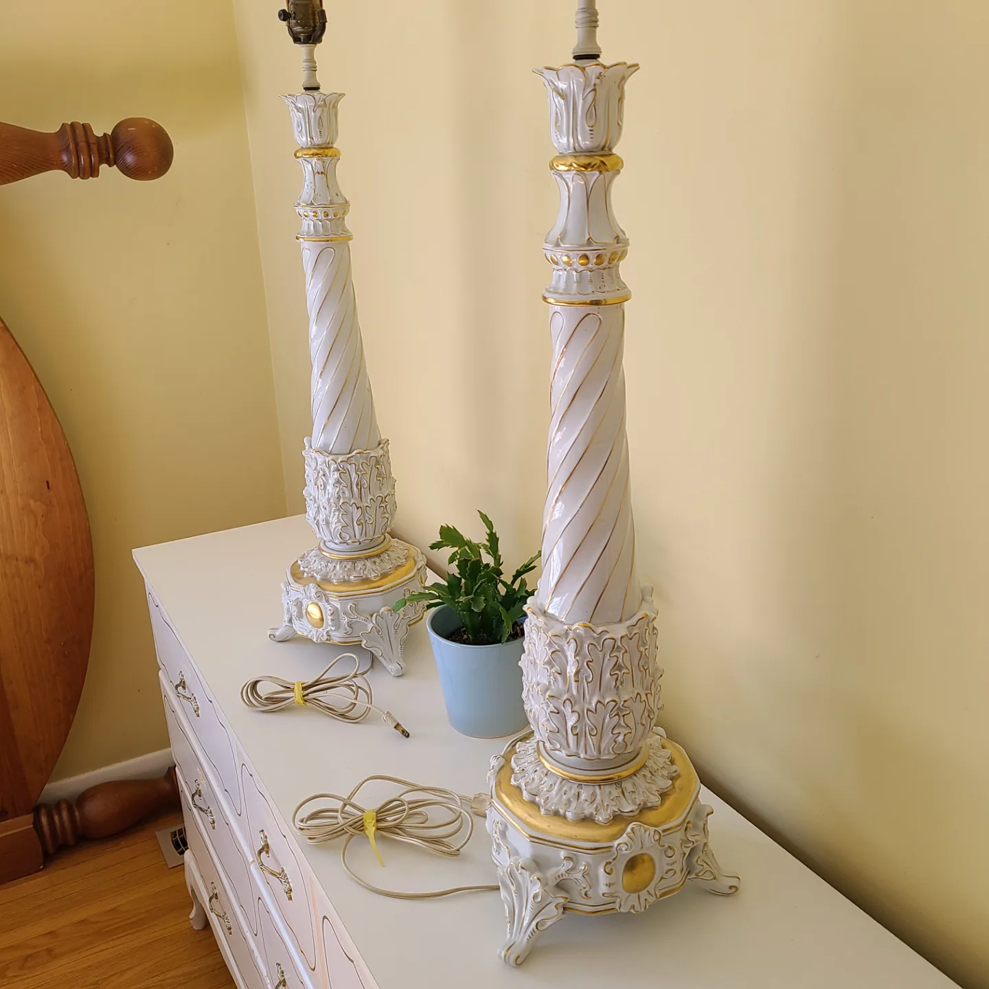 Pair of Elegant Porcelain Table Lamps with Gold Accents image indicator(5)