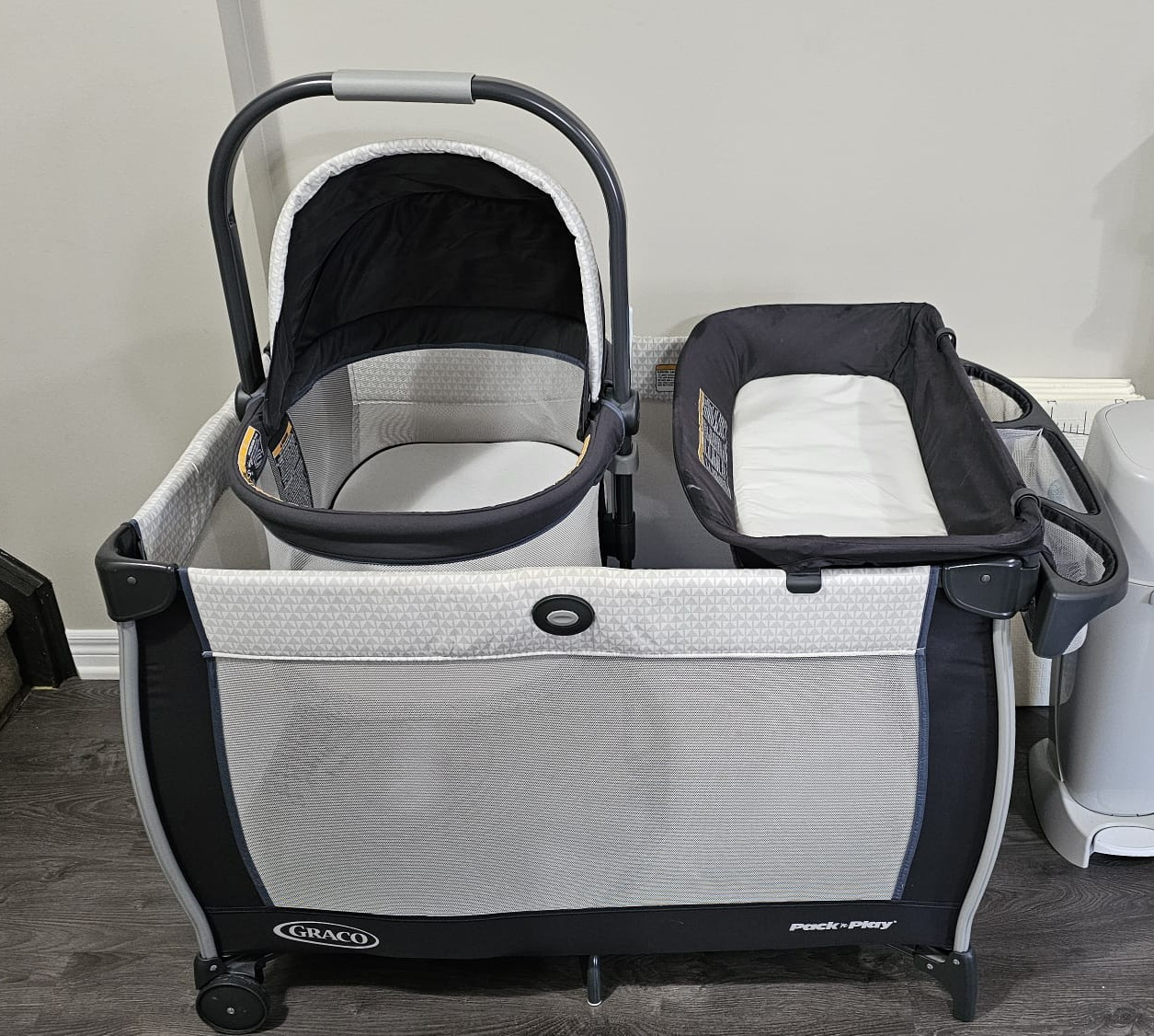 Graco Pack 'n Play with Bassinet and changing table