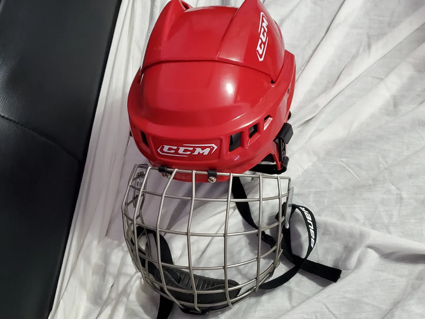 CCM Red Hockey Helmet with Bauer Cage (Certified hockey helmet) image indicator(3)