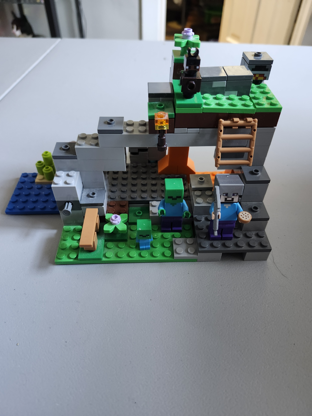 LEGO Minecraft The Zombie Cave 21141 - photo 2