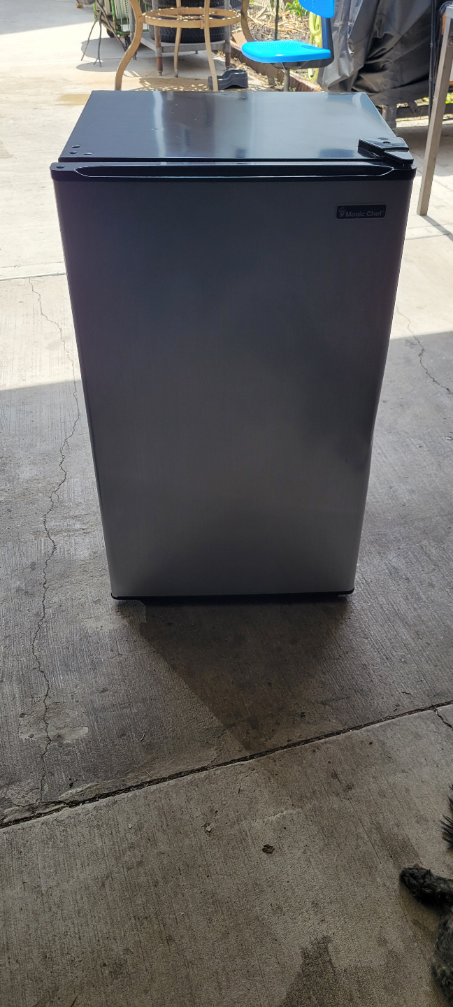 Magic Chef HMR330SE Mini Refrigerator