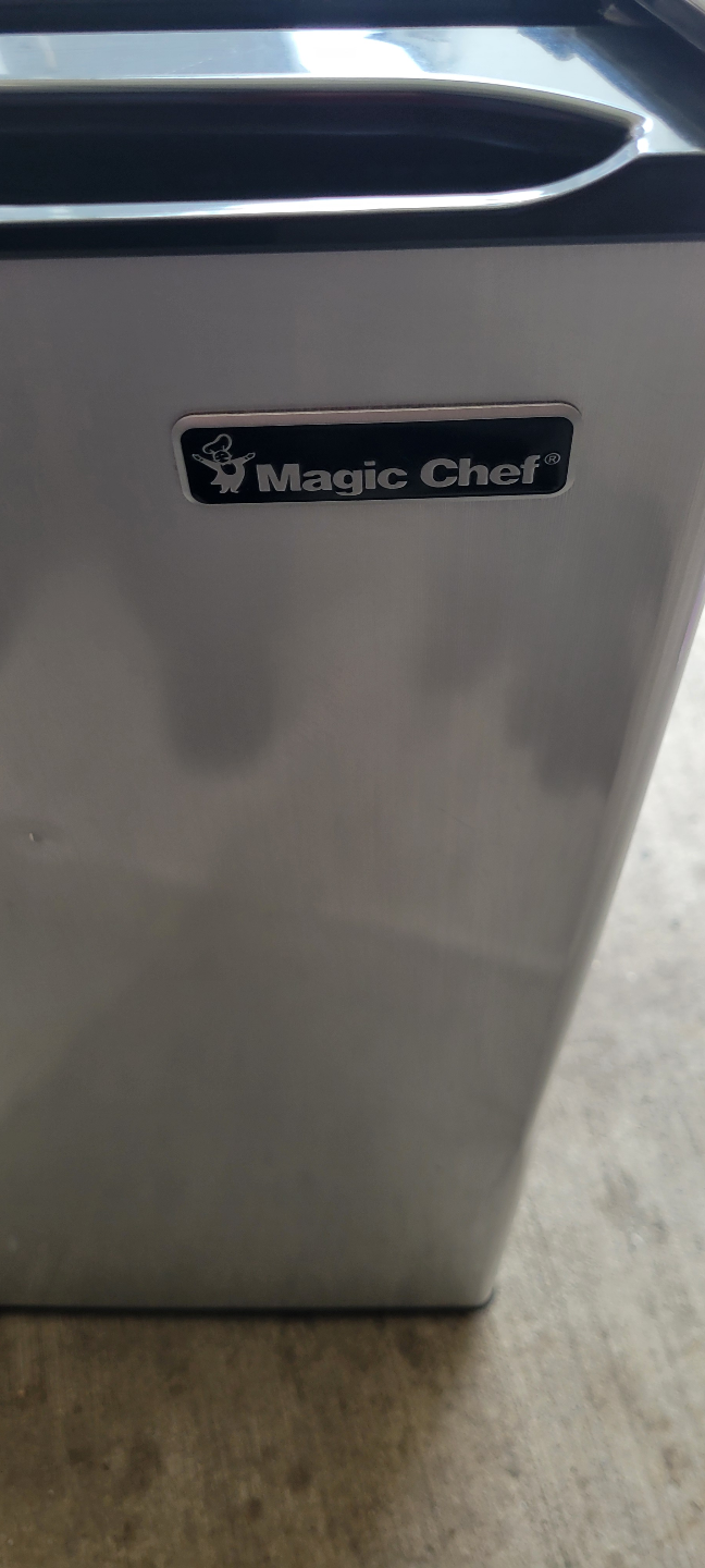 Magic Chef HMR330SE Mini Refrigerator - photo 2