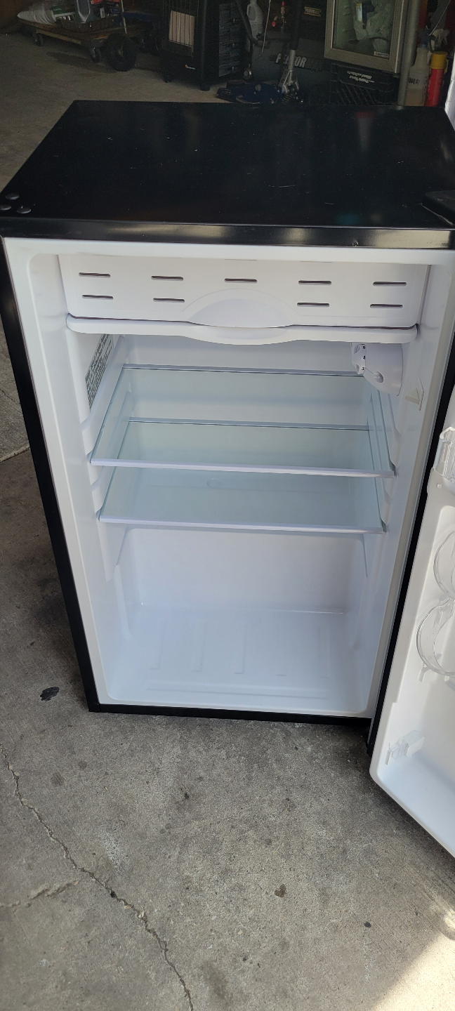 Magic Chef HMR330SE Mini Refrigerator - photo 3