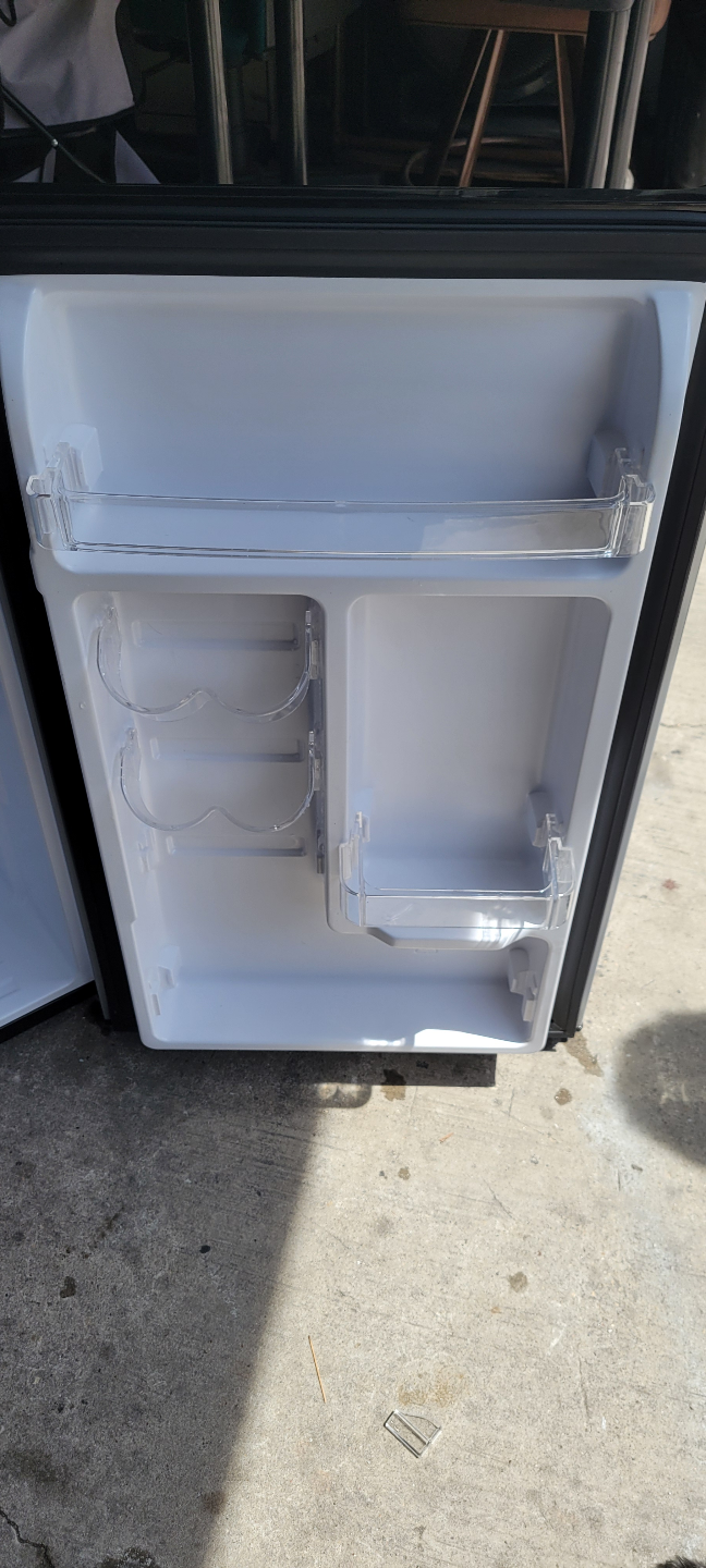 Magic Chef HMR330SE Mini Refrigerator - photo 4