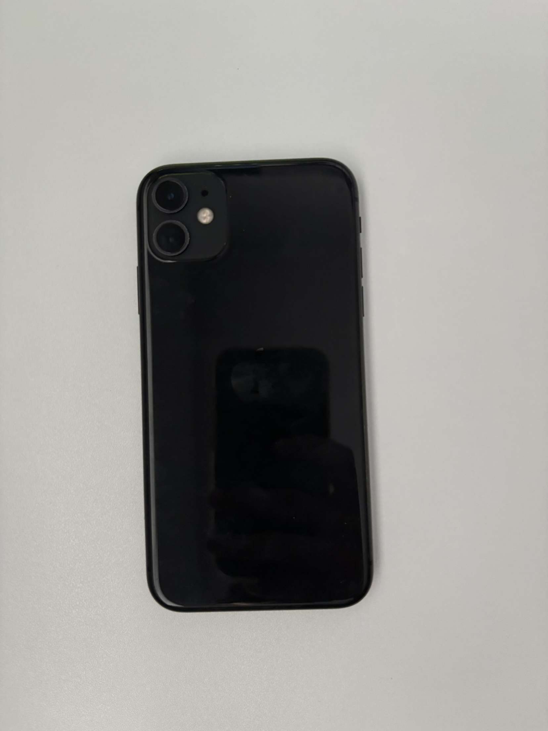 iPhone 11 - Mint Condition 128 GB 90% Battery