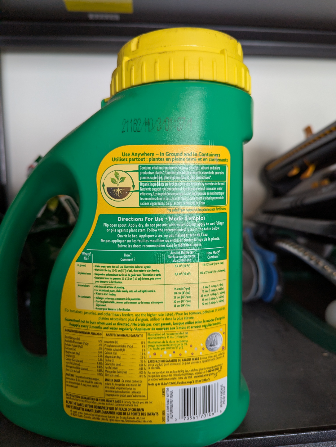 Miracle-Gro Shake 'n Feed All Purpose Organic Plant Food - photo 2