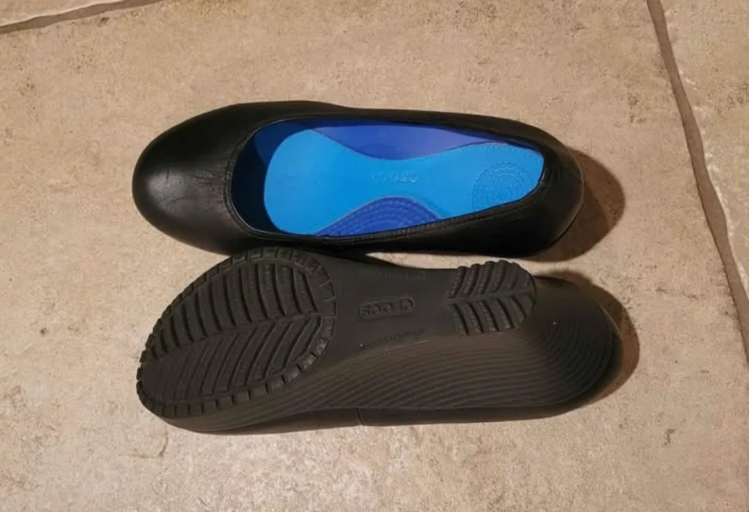 Crocs Women's Black Leather Wedge Heels image indicator(3)