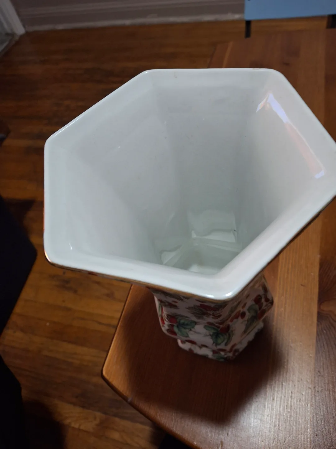 Strawberry Print Porcelain Vase image indicator(3)