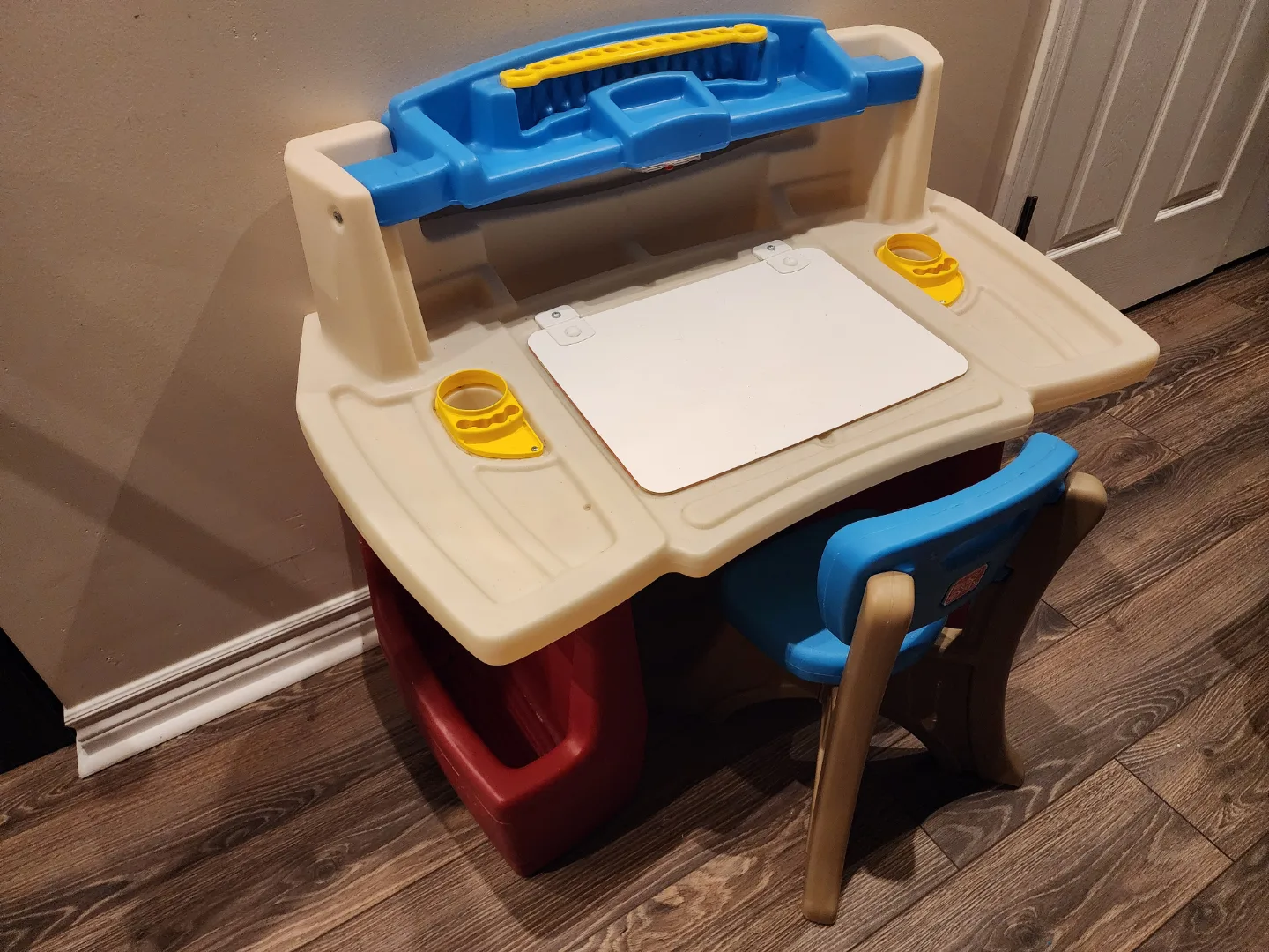 Step2 LifeStyle Kids' Desk and Chair Set image indicator(2)