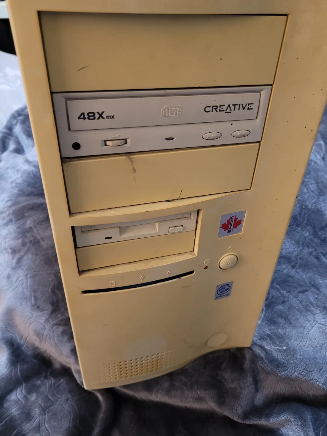 Vintage Beige Desktop Computer - Pentium II thumbnail