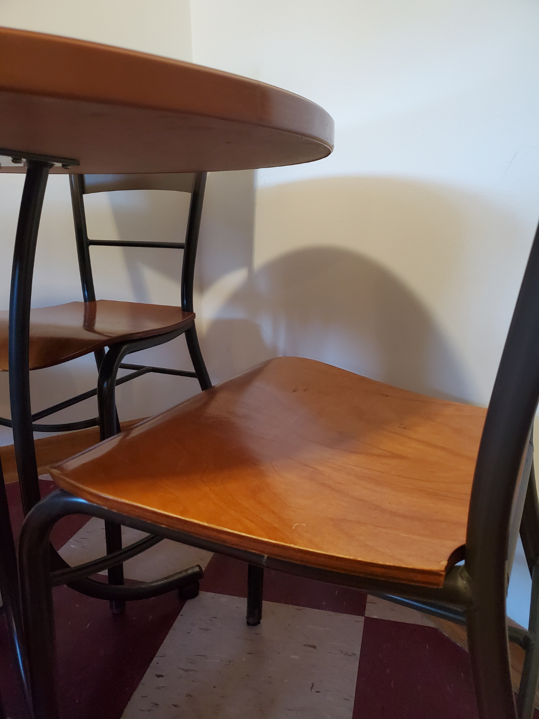 Round kitchen table and four chairs - photo 3