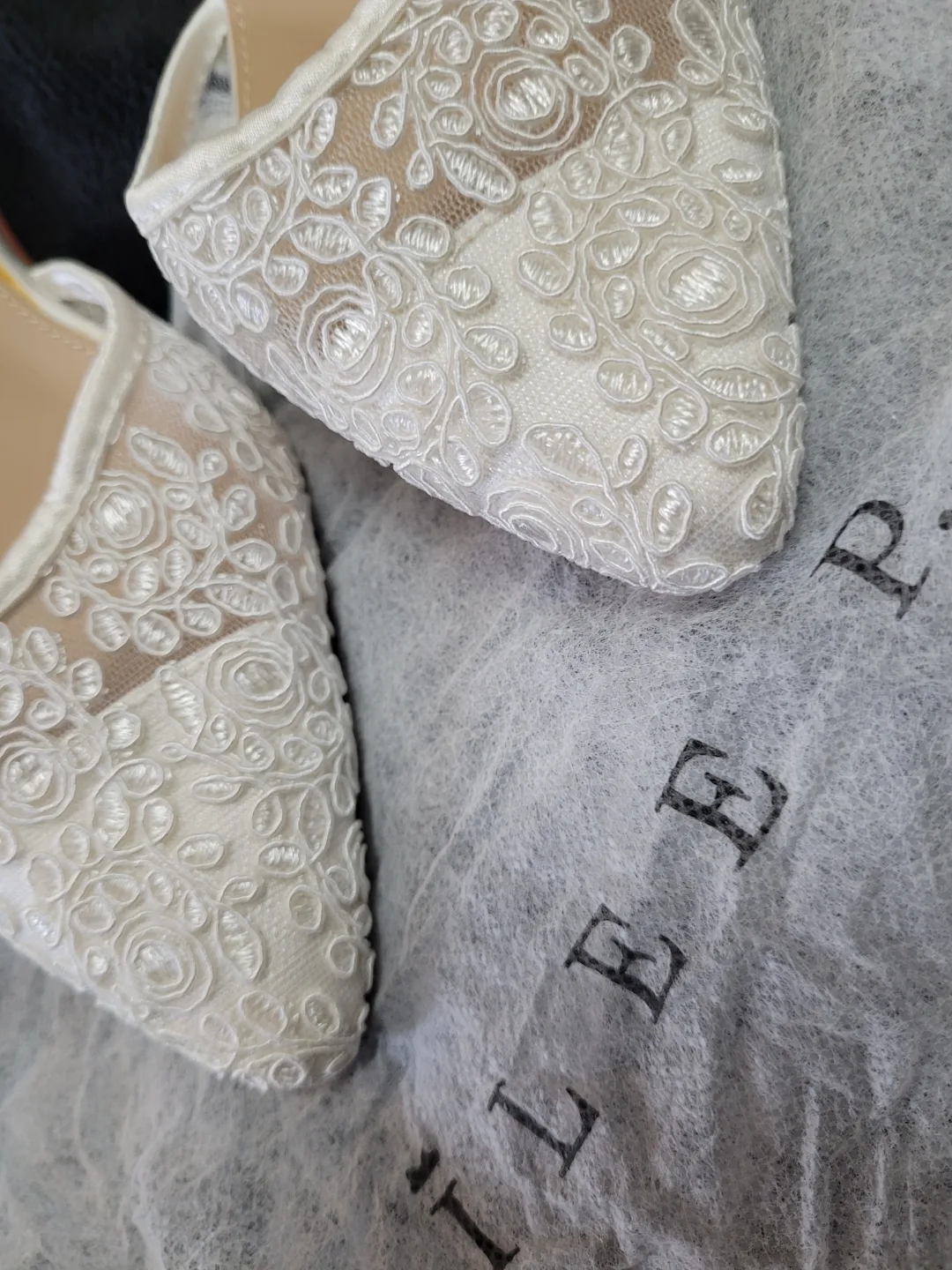 *NEW* KAILEE P. White Floral Lace Bridal Flats, Size 7.5 image indicator(3)