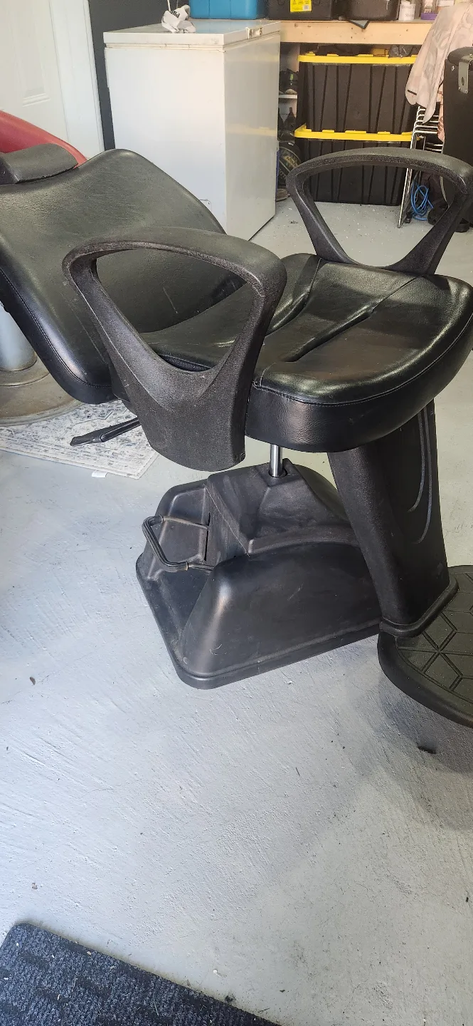 Black Hydraulic Barber Chair image indicator(2)