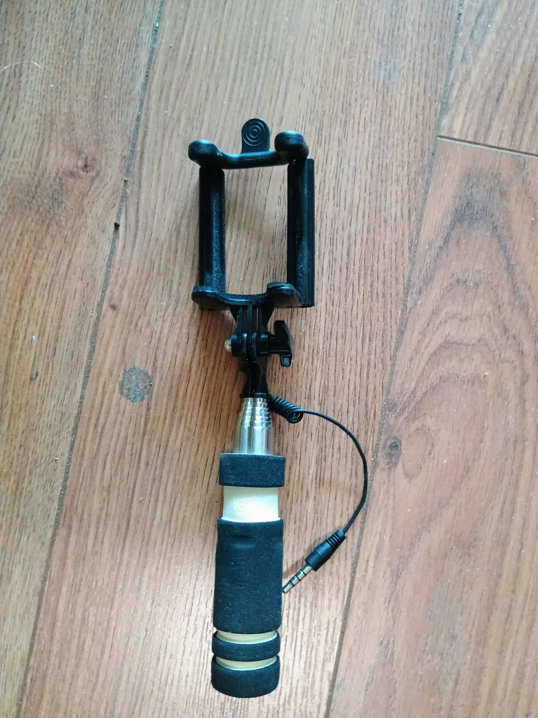 🏒👉 Travel- ready Extendable Selfie Stick with Phone Holder thumbnail