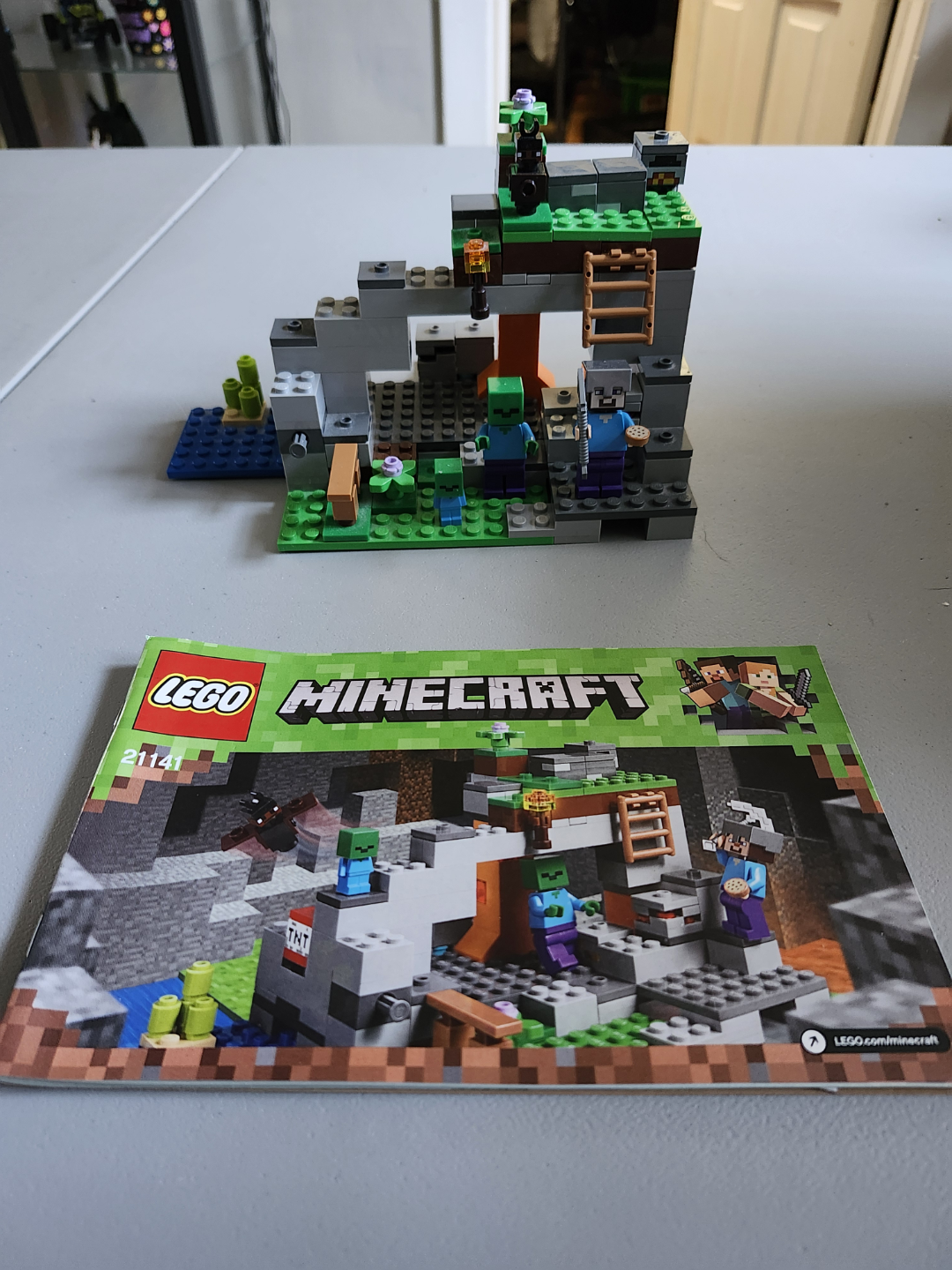 LEGO Minecraft The Zombie Cave 21141