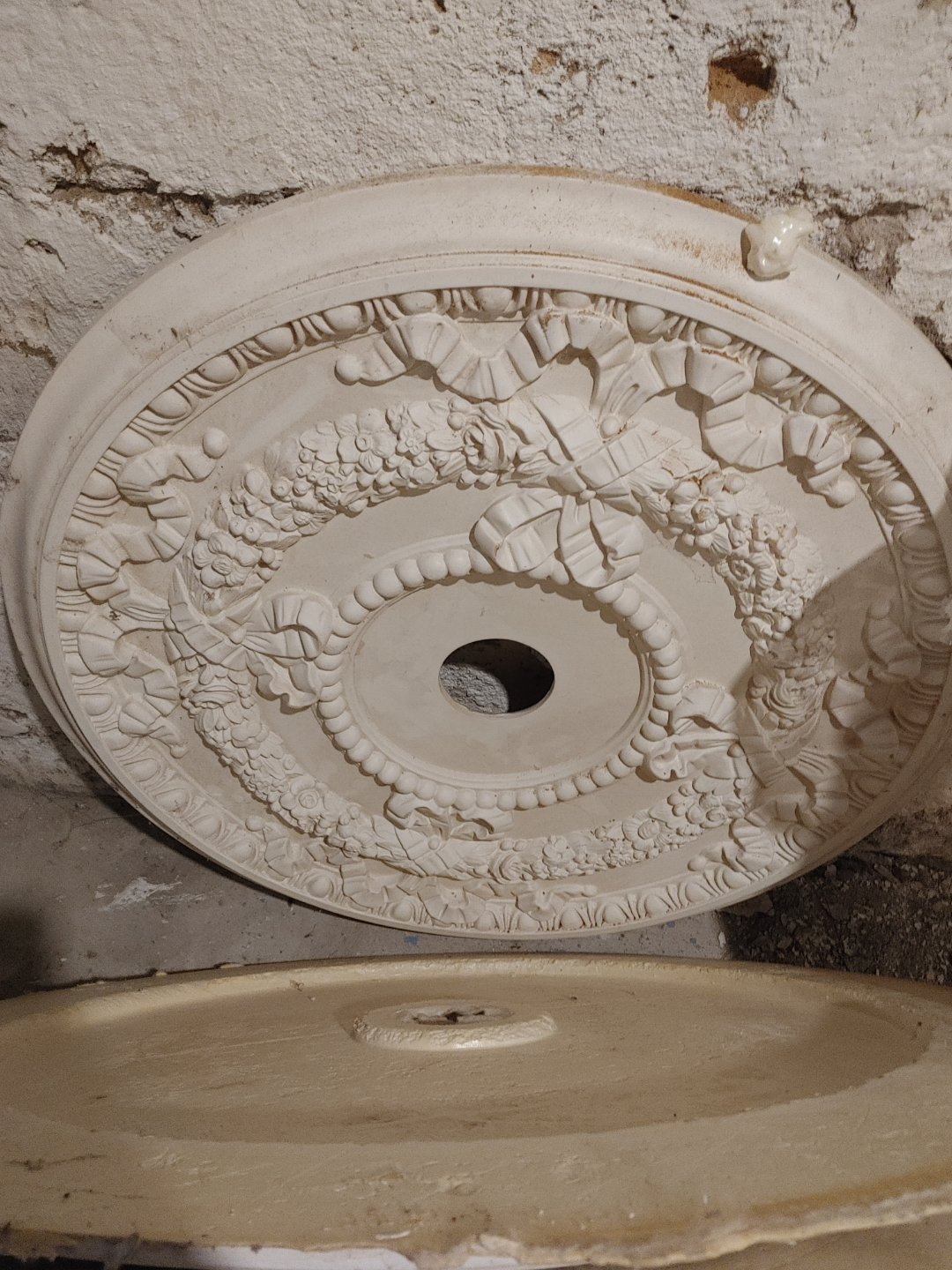 Vintage Ceiling Medallions #freecycle - photo 2