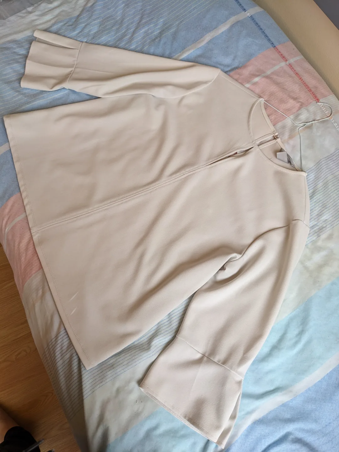Cream-coloured Bell Sleeve Blouse image indicator(5)