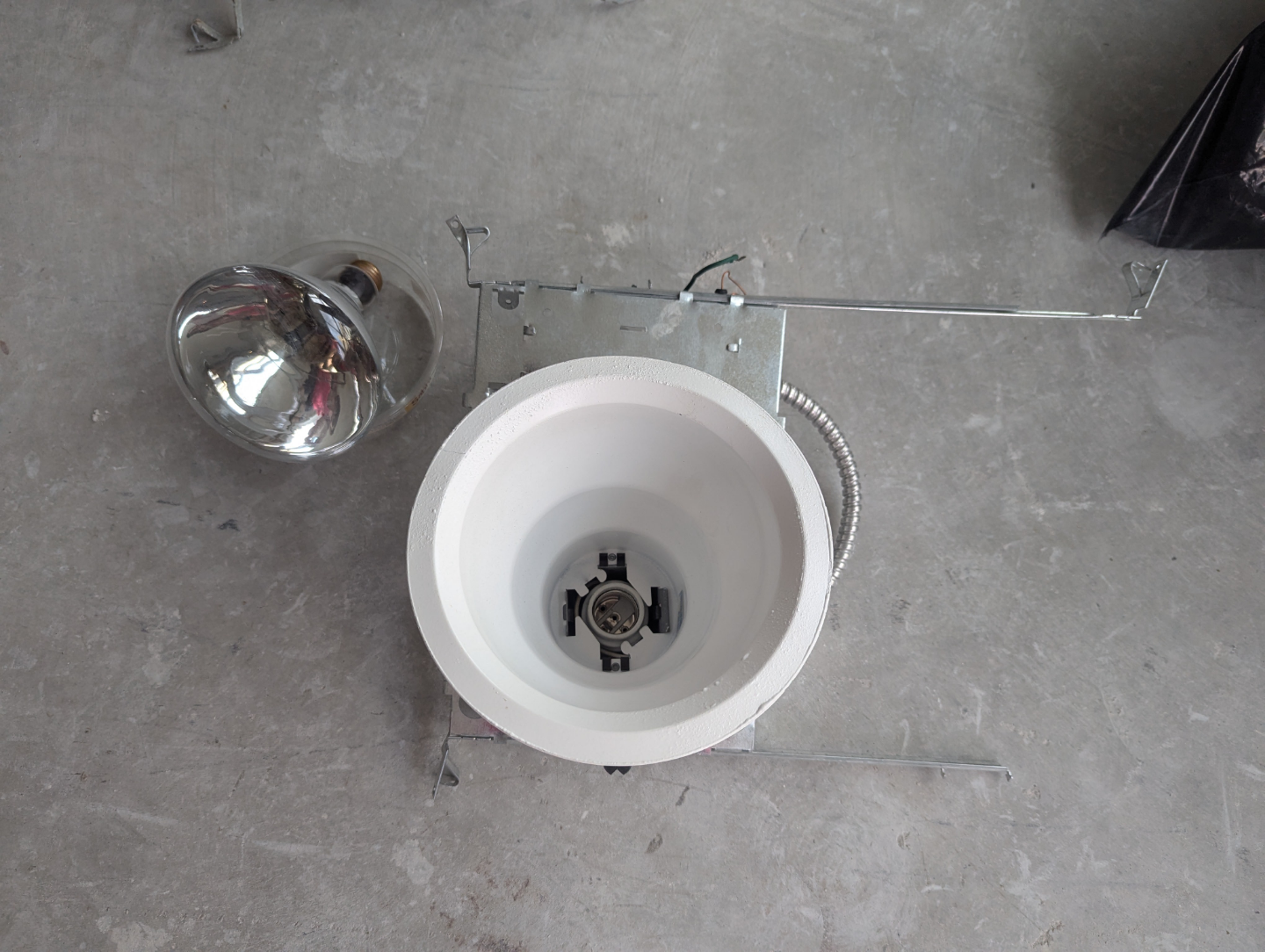 FREE pot light and heat lamp - photo 5