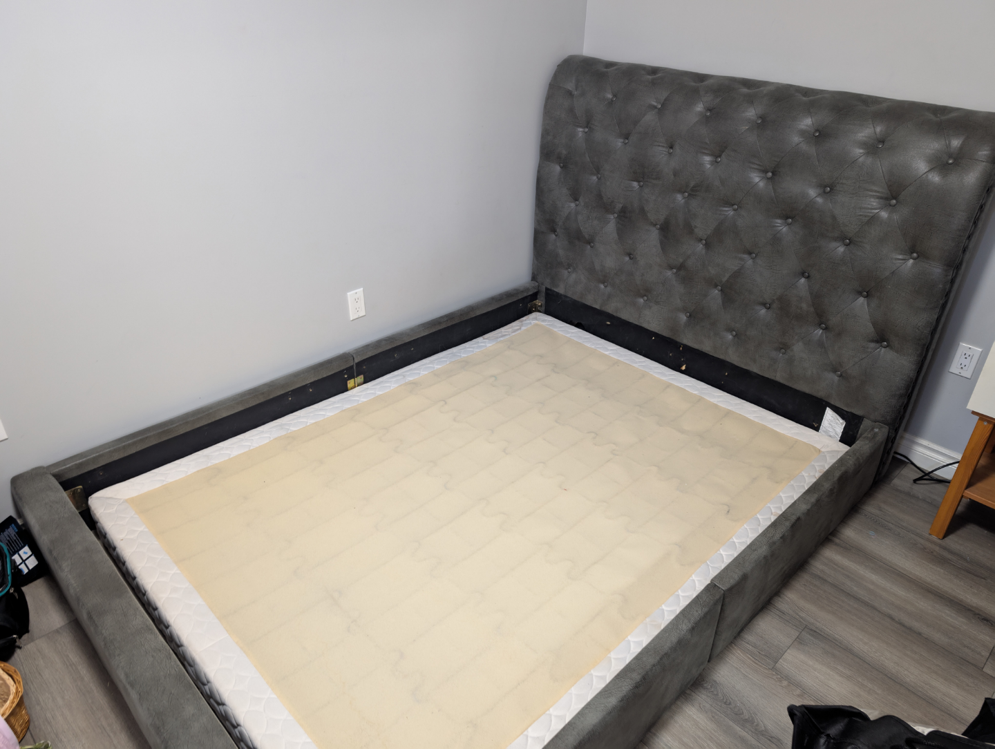 Queen bed frame and box spring 6" Free - photo 2