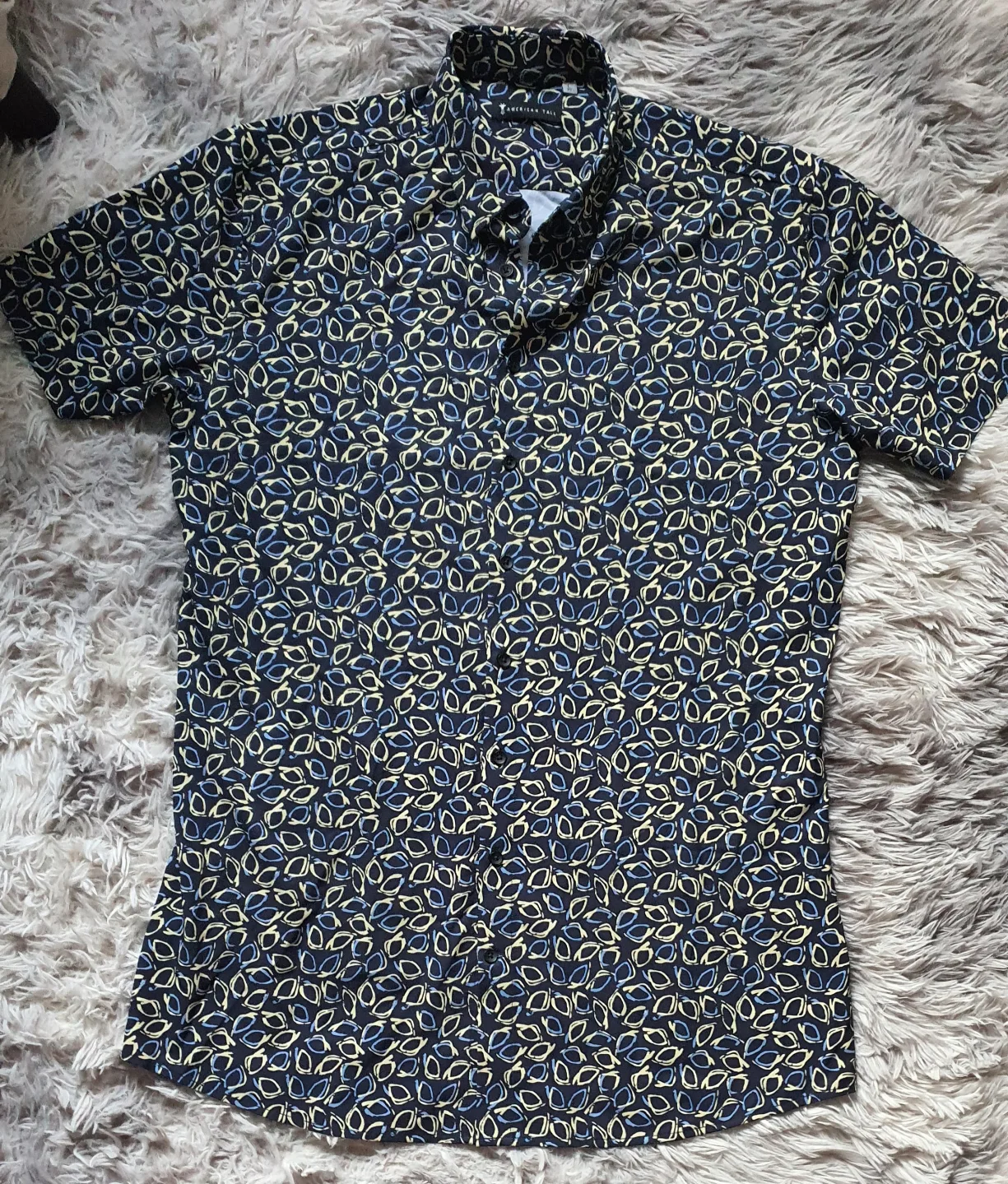 Wonen's short sleeve button-up shirt, size M thumbnail