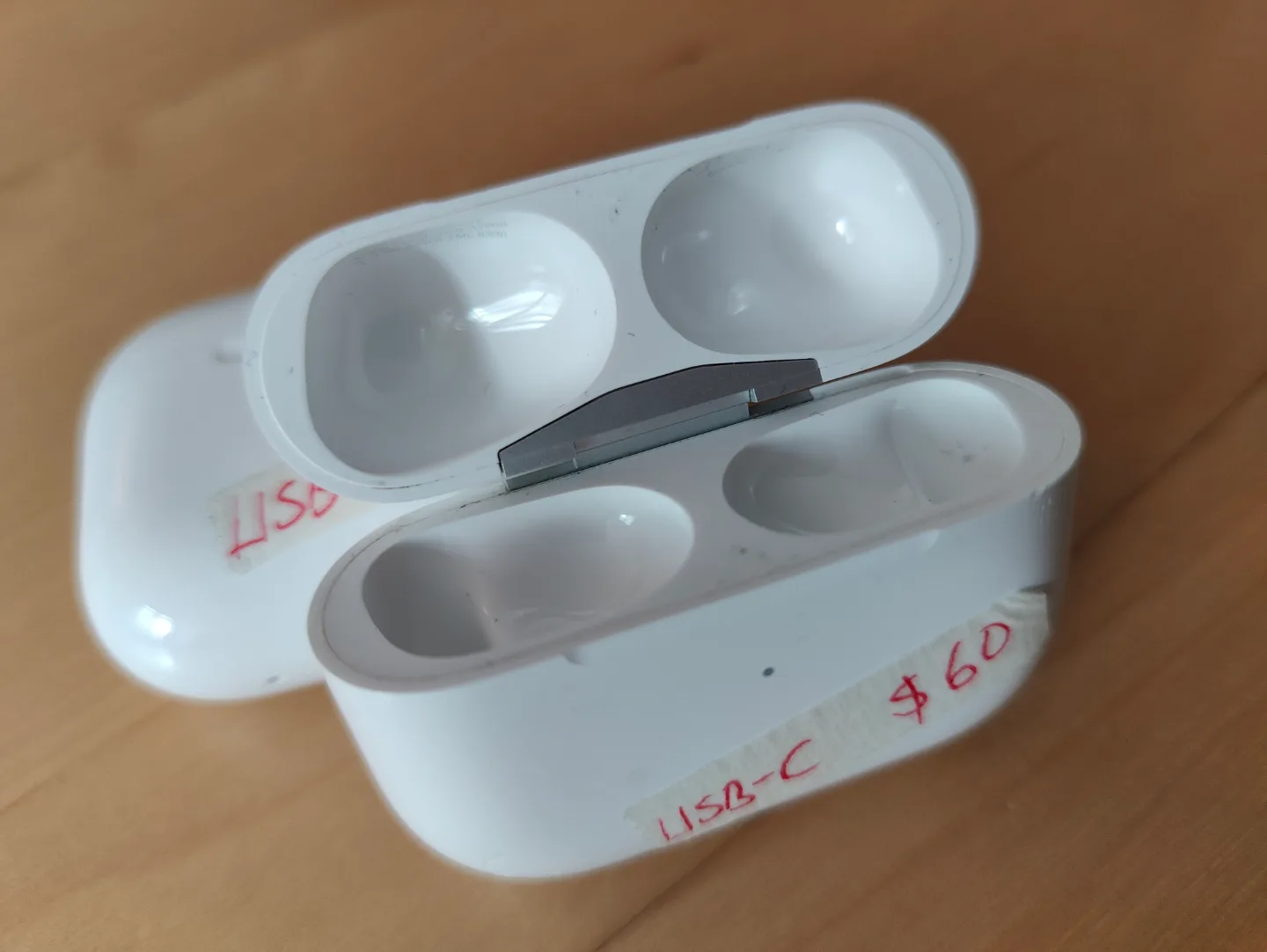Apple Airpods PRO 2 - 2nd Gen. USB-C Charging Case thumbnail