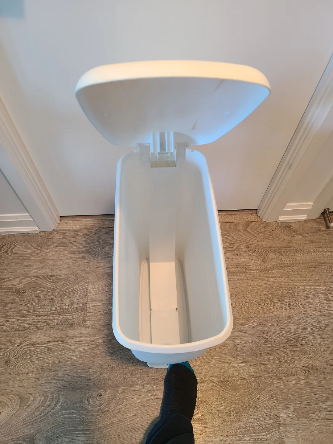 Rubbermaid Step-on Trash Can image indicator(2)