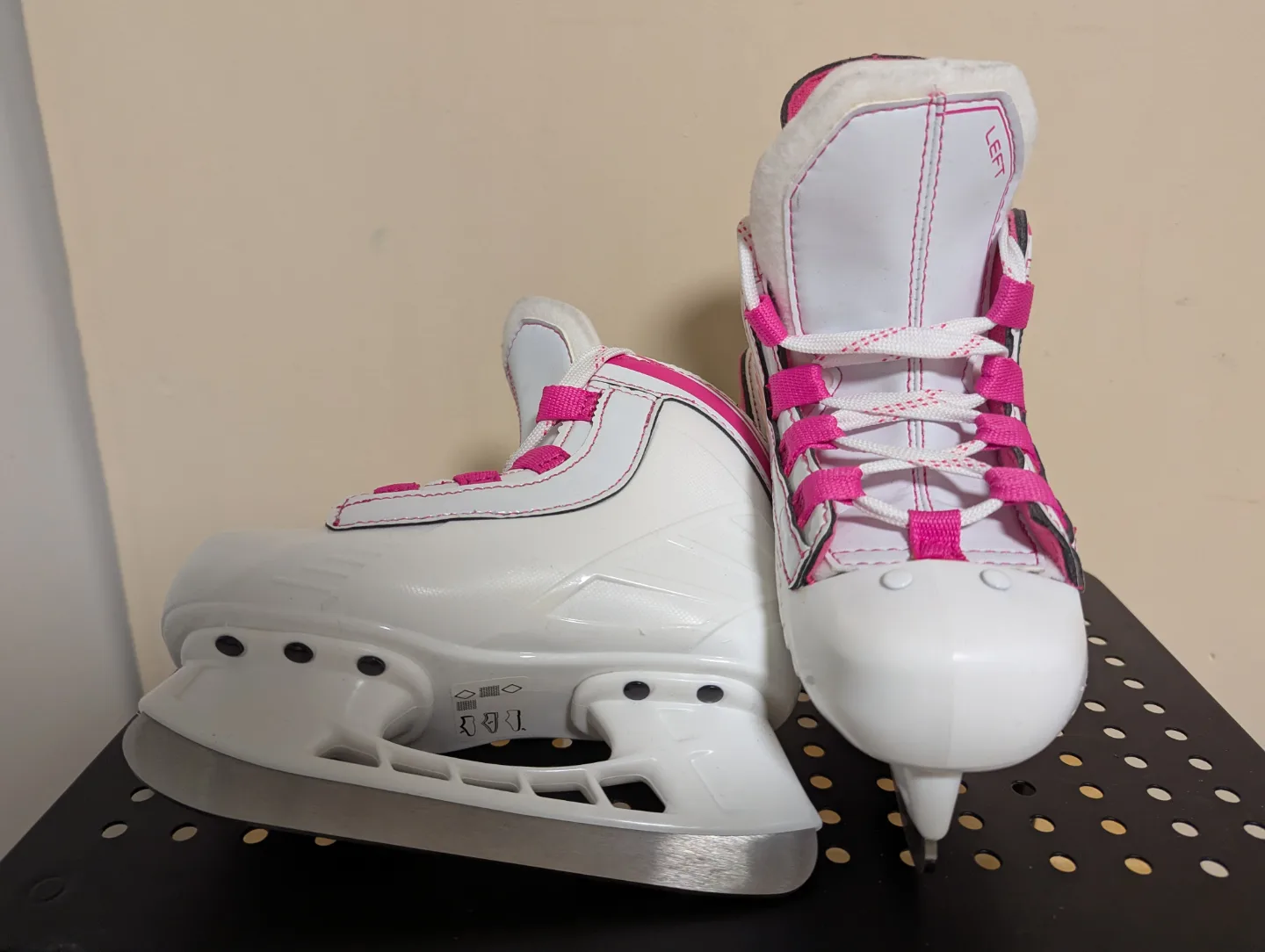 Bauer Youth Ice Skates ~ *Like New* image indicator(4)