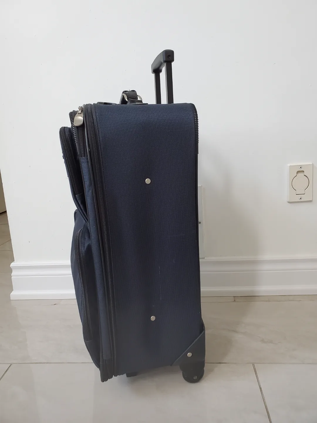 Protégé Expandable Rolling Suitcase image indicator(3)