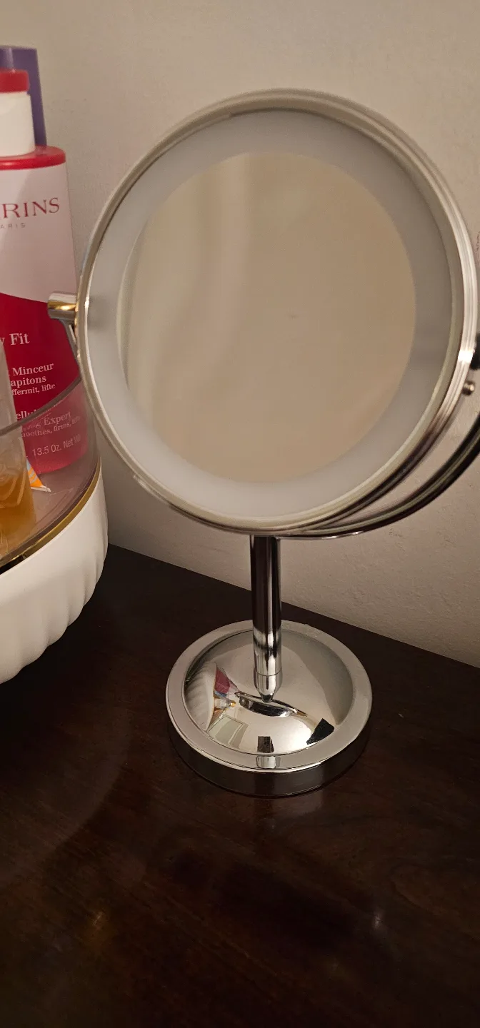 Magnifying glass for make up with light thumbnail