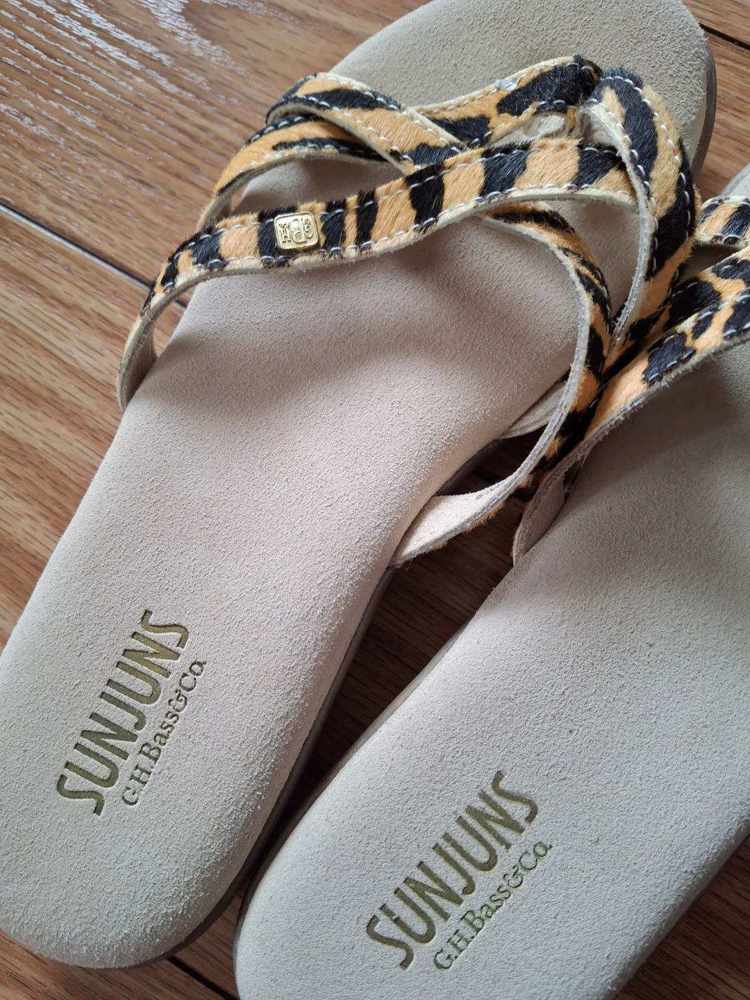 Sunjun's Gh Bass & Co. Tiger Print Sandals - Size 6 image indicator(4)