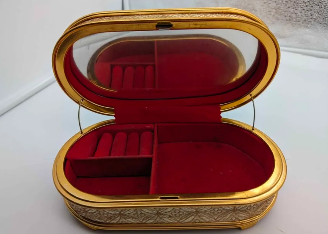 Vintage Gold Oval Jewellery Box image indicator(5)