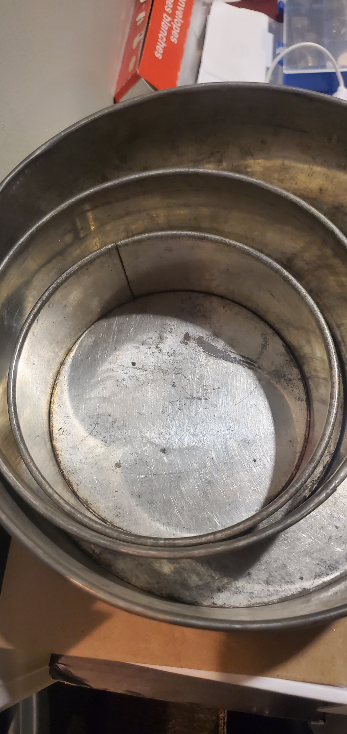 Vintage Three-Piece Round Cake Pan Set - photo 4