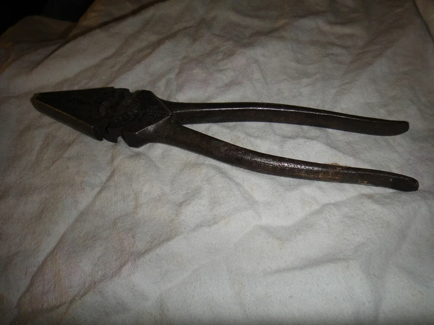 Vintage Crescent 1000-6 Side-Cutting Lineman's Pliers image indicator(3)