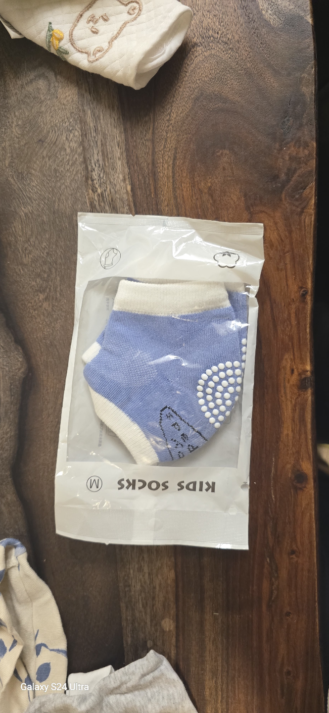 Baby Clothes Bundle: Baby knee Socks, Booties & Baby Hats - photo 2