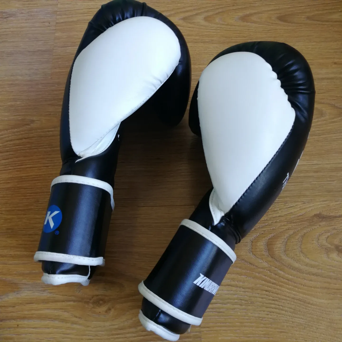 Kimurawear Lotus Fitness Thai Boxing Gloves - 16 oz image indicator(2)