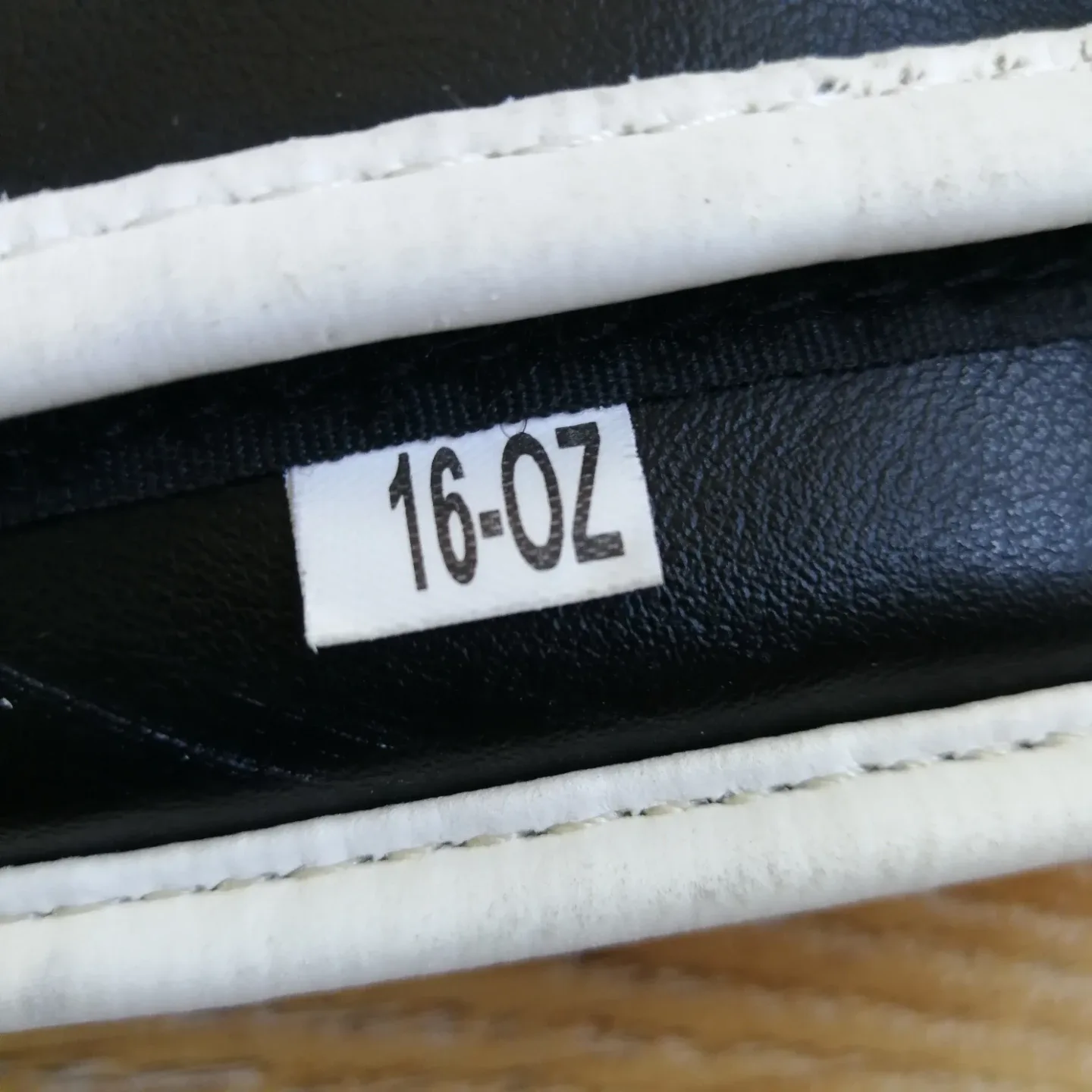 Kimurawear Lotus Fitness Thai Boxing Gloves - 16 oz image indicator(3)