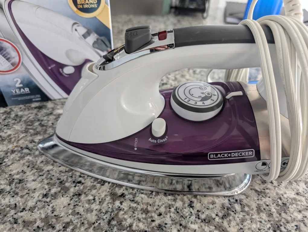 Black+Decker Professional Steam Iron - Stainless Steel Soleplate thumbnail