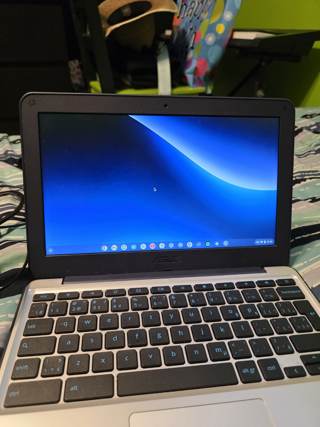 Chromebook with charger - photo 5