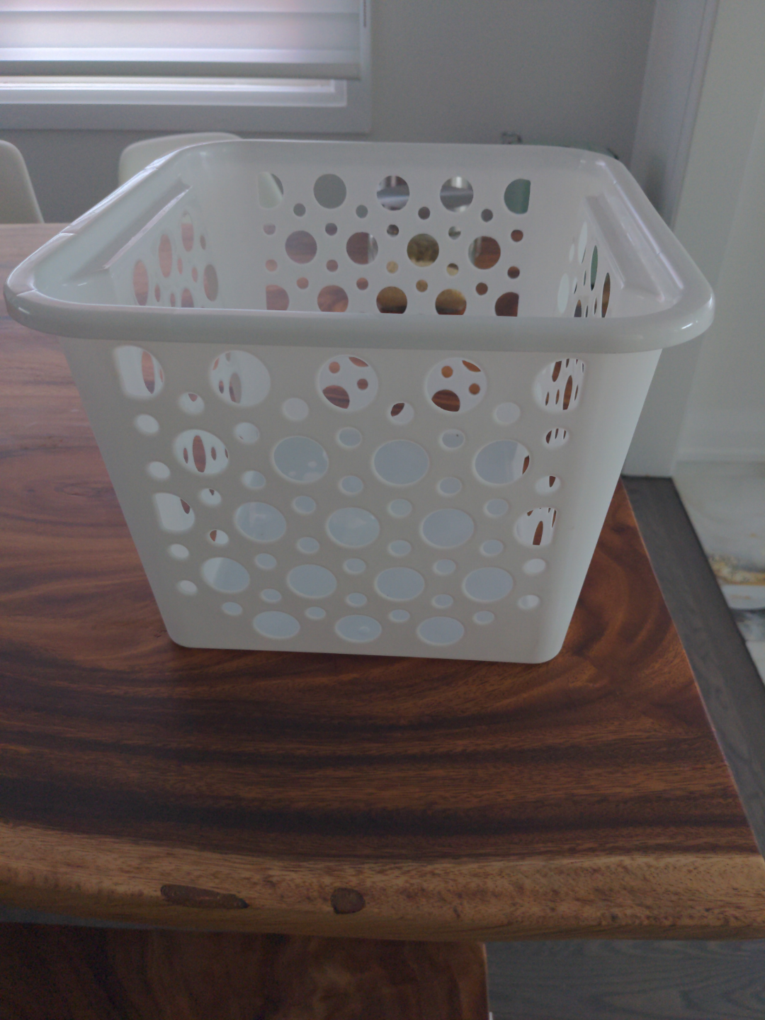 White Plastic Basket with Cut-Out Design set of 6 - photo 3