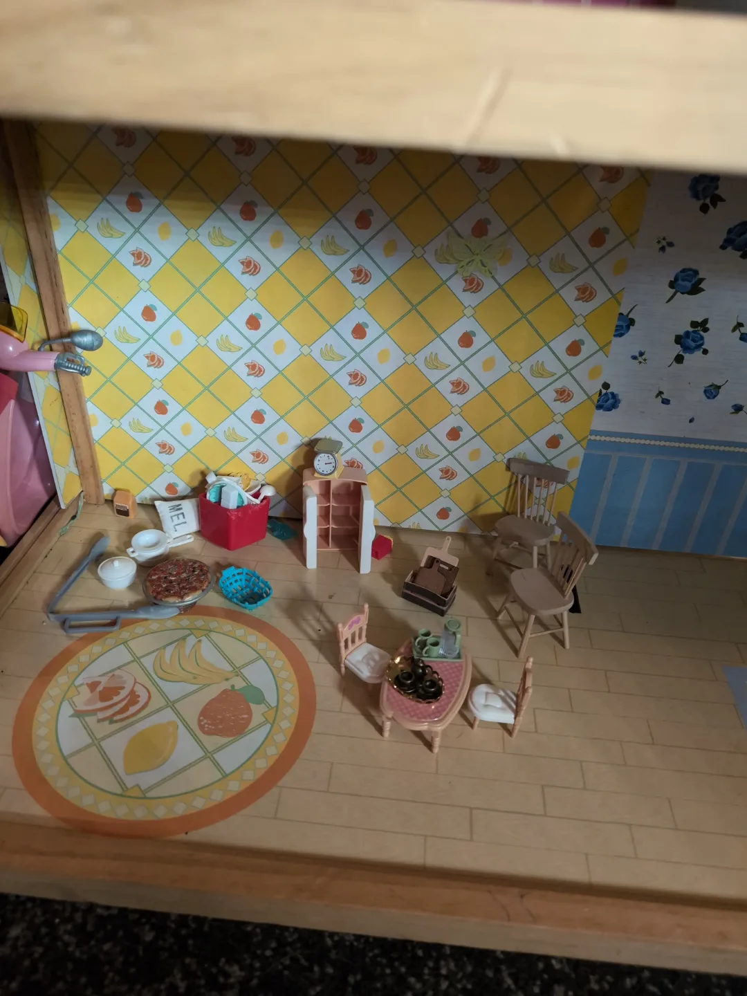 Multi-level Dollhouse with Furniture and Dolls image indicator(8)