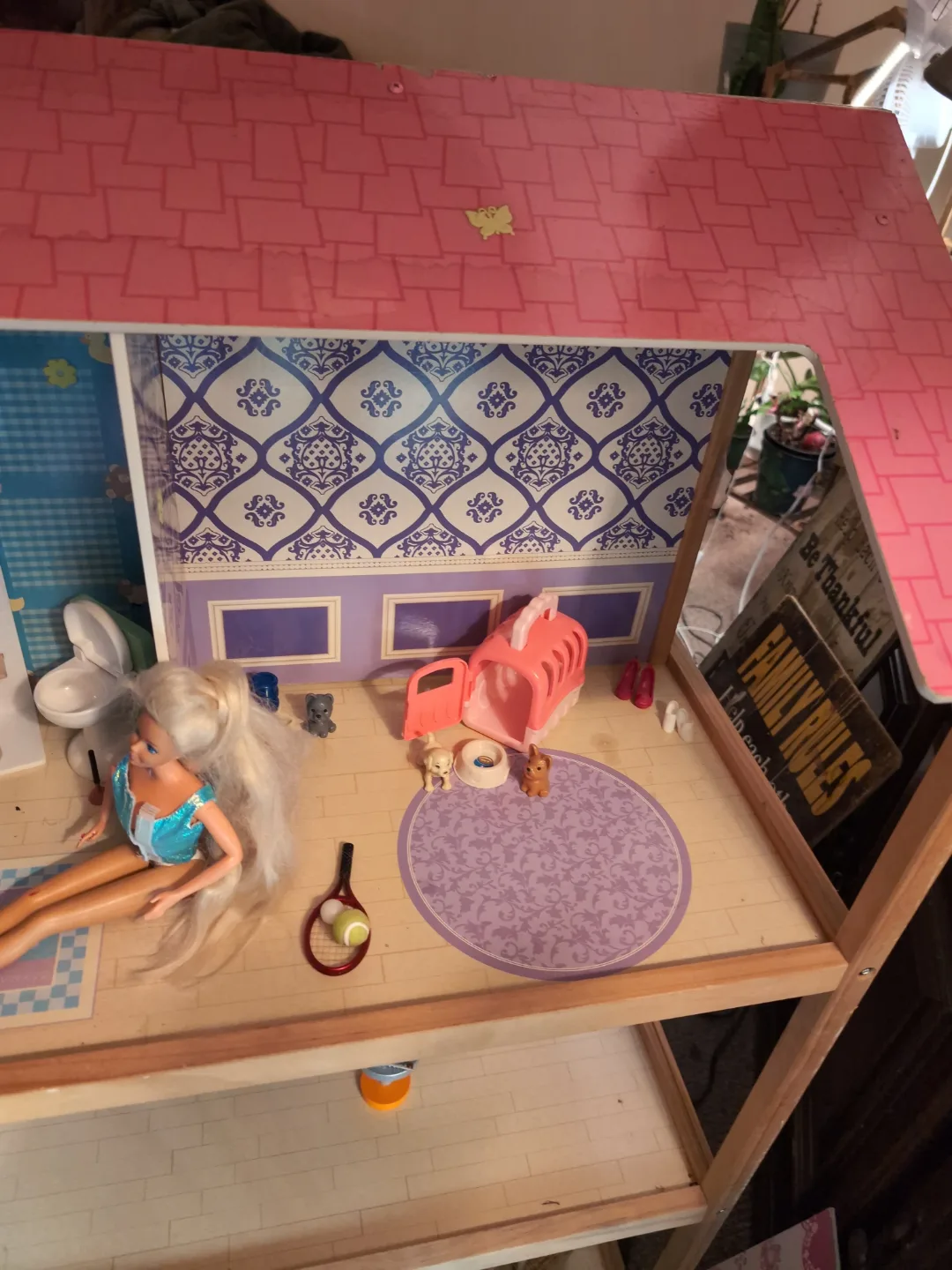 Multi-level Dollhouse with Furniture and Dolls image indicator(10)