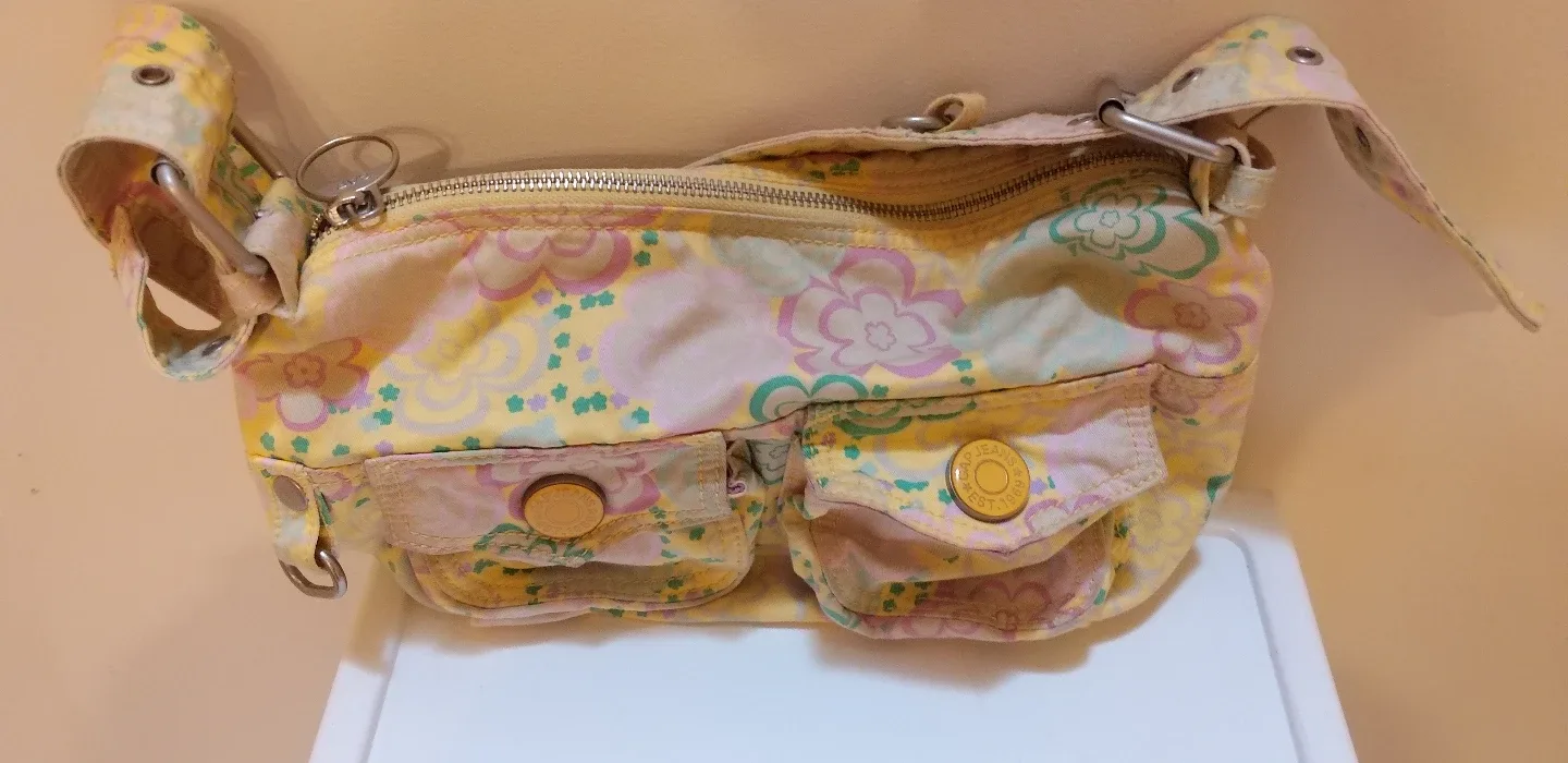 Lot of 5  women's handbags image indicator(3)