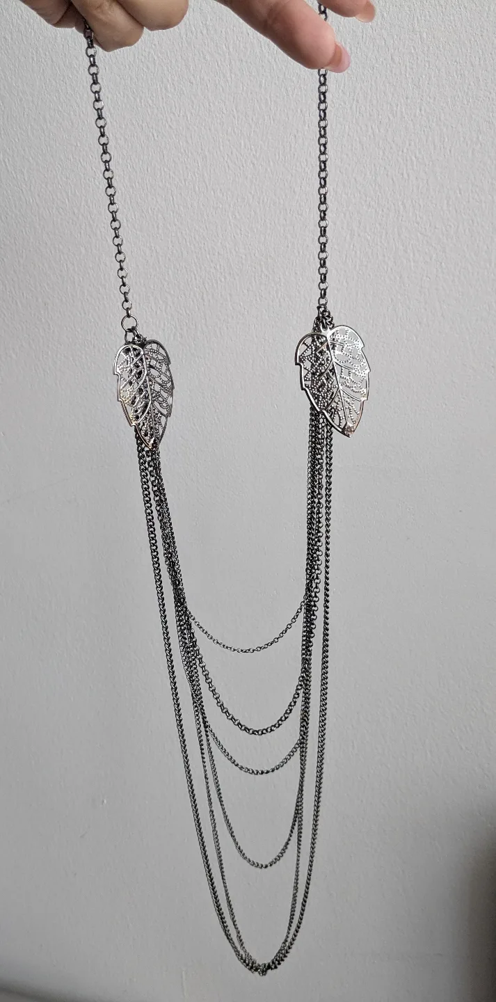 🏒FREE Layered Chain Necklace with Leaf Charms thumbnail