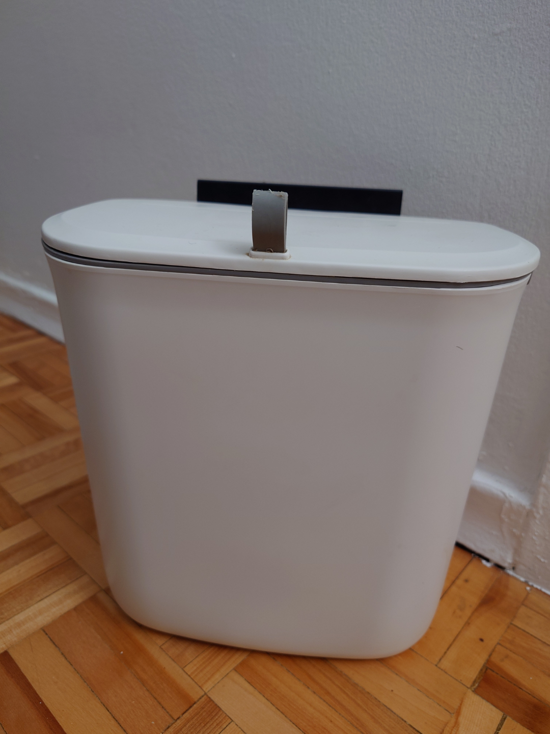 ELPHECO Cabinet hanging trash bin with lid (2.5 Gallon)