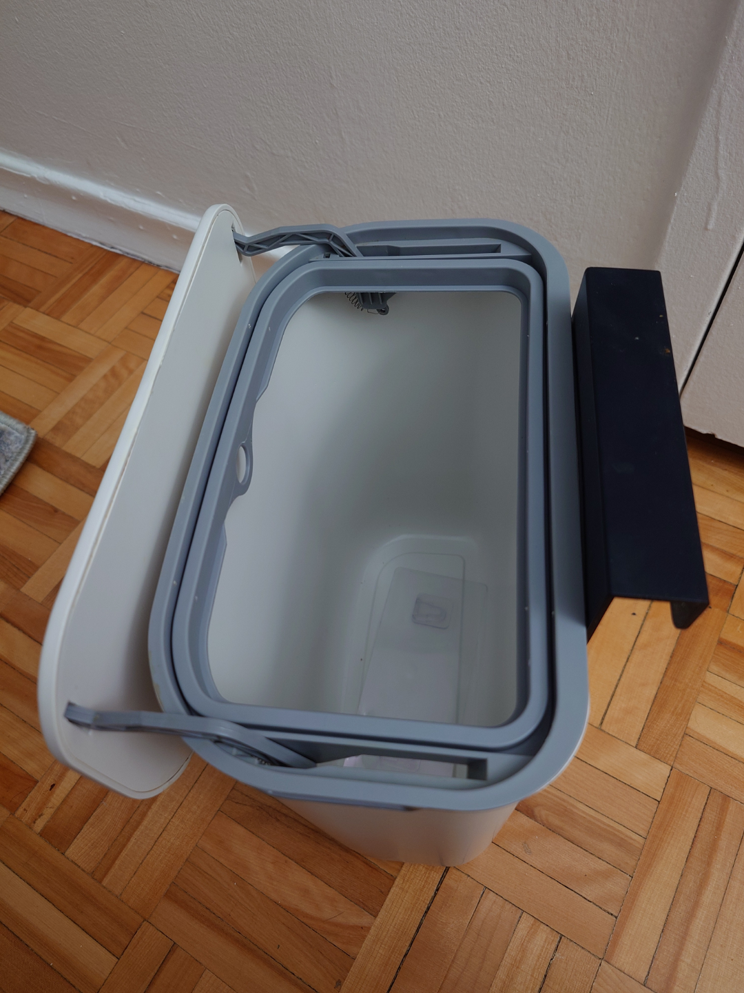 ELPHECO Cabinet hanging trash bin with lid (2.5 Gallon) - photo 2