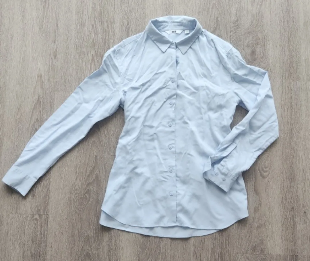 UNIQLO women's button-down shirt thumbnail