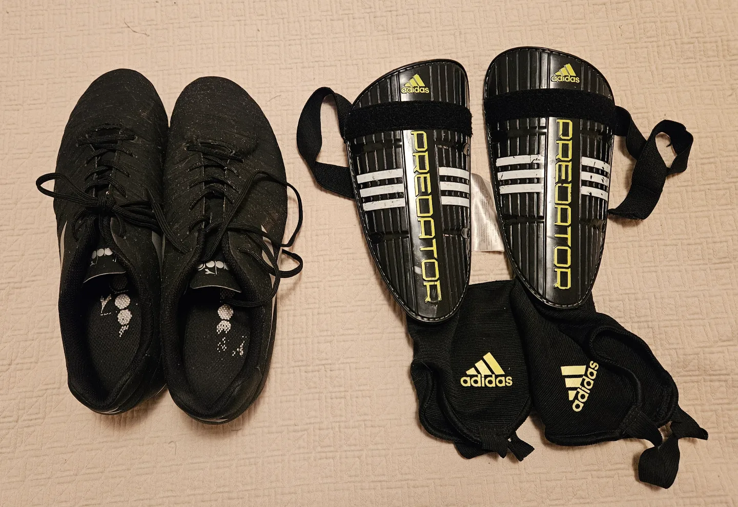 Men's soccer Cleats size 9 & Adidas Large shin pads #freecycle thumbnail